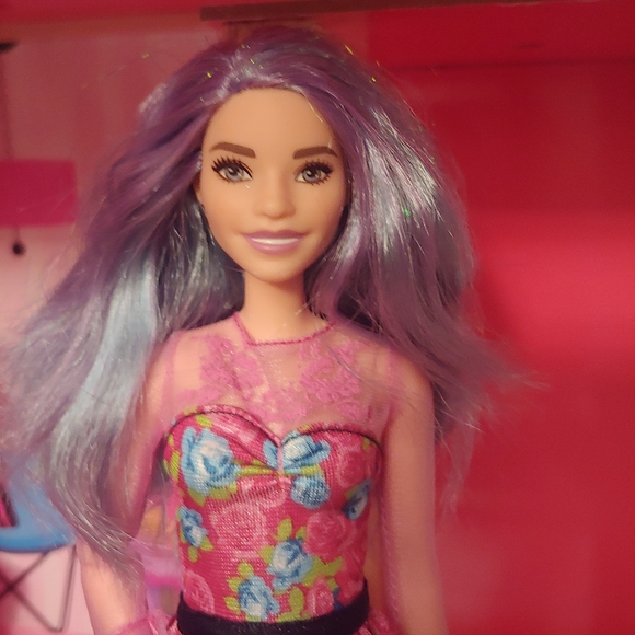 - Barbie - Picture 1 of 4